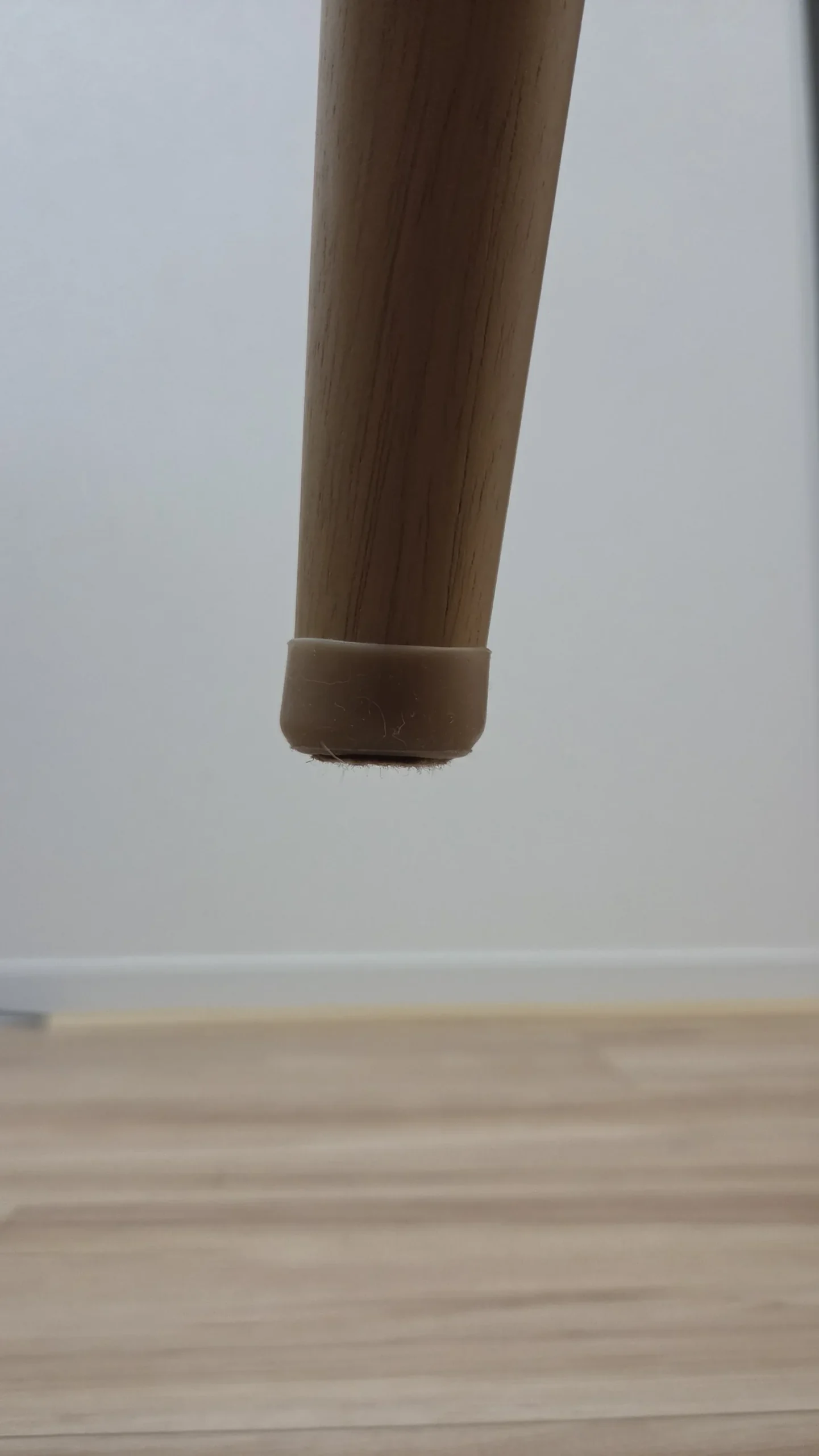 木製の椅子脚にかぶせた茶色いキャップ
