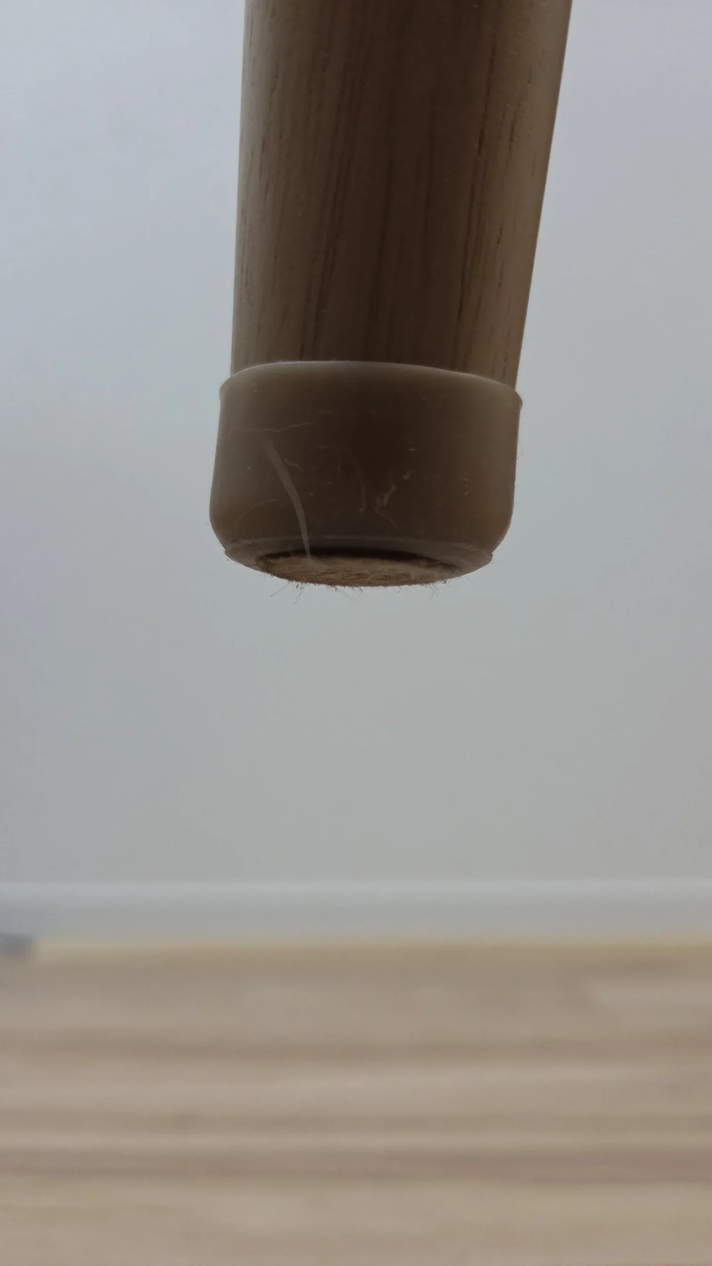 茶色い椅子脚キャップの底面に見えるフェルト